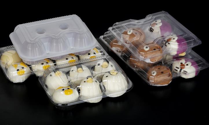 某蛋糕(gao)店用透明塑料(liao)盒，做成1600個防護(hu)面罩，捐贈給當(dāng)地的醫院